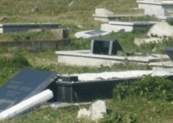 Djali ankohet në polici se dikush ia dëmtoi varrin e nënës