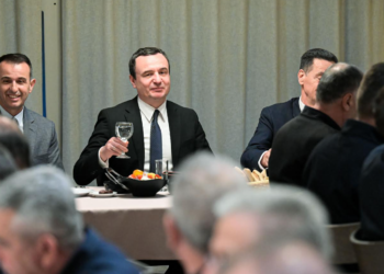 Kurti shtroi iftar për zjarrfikësit e Kosovës