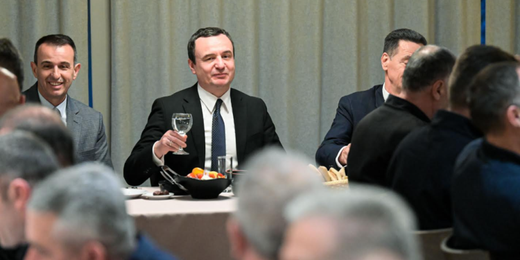 Kurti shtroi iftar për zjarrfikësit e Kosovës