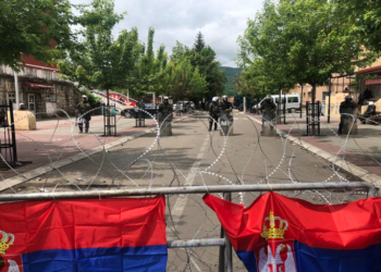 Vidhen dy vetura zyrtare në Zveçan