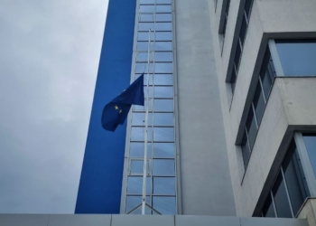 Zyra e BE-së ul flamujt në gjysmështizë për gratë e vrara në Kosovë