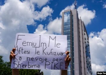 “Pranë kolapsit” – Prindërit dhe OJQ-të kërkojnë financim të shërbimeve për fëmijë