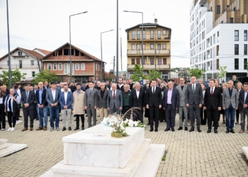 Kurti bënë homazhe në 26-vjetorin e rënies së Ilir Konushevcit