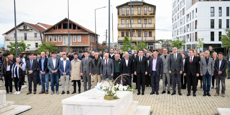 Kurti bënë homazhe në 26-vjetorin e rënies së Ilir Konushevcit