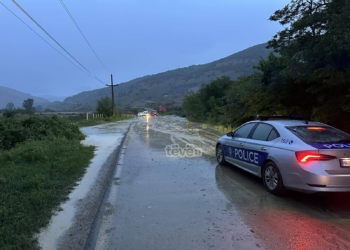 Reshjet e shiut bllokojnë rrugën në fshatin Kishnicë të Graçanicës
