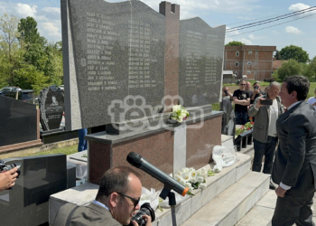 Kurti bën homazhe në përkujtim të masakrës në Nabërgjan të Pejës