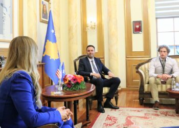 Konjufca pret në takim studentë nga Universiteti i Floridës