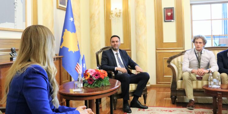 Konjufca pret në takim studentë nga Universiteti i Floridës