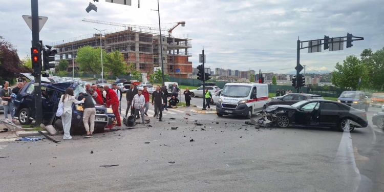 Aksident trafiku në Prishtinë, lëndohen gjashtë persona