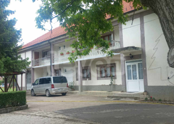 Hajnat hyjnë për t`a plaqkitur një shtëpi, plagoset një polic