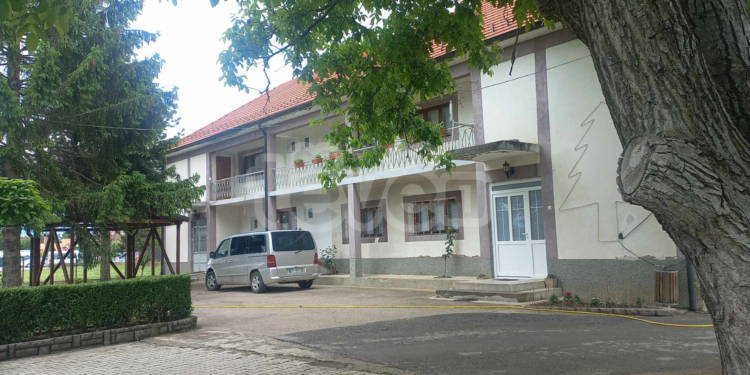 Hajnat hyjnë për t`a plaqkitur një shtëpi, plagoset një polic