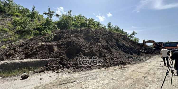 Nisin punimet për zhbllokimin e rrugës Gjakovë-Klinë pas shembjes së dheut