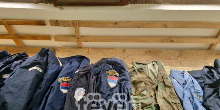 Ekskluzive: Policia aksion në Leposaviq, konfiskohet sasi e madhe e uniformave ushtarake serbe