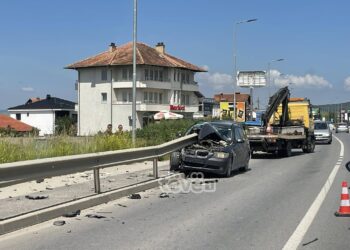 Vetaksident i rëndë trafiku në magjistralen Mitrovicë – Prishtinë, vetura përfundon në anësoret e rrugës