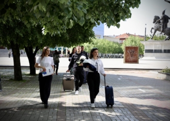 Krasniqi: Punëtorët duhen të kenë mundësi dhe dinjitet, jo më valixhe për Evropë