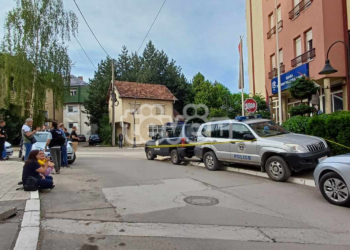 Disa serbë janë mbledhur para Bankës së mbyllur nga Policia në veri