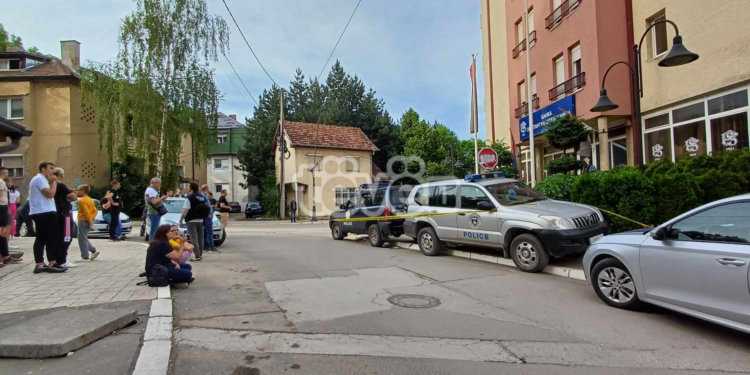 Disa serbë janë mbledhur para Bankës së mbyllur nga Policia në veri