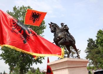 Përurimi i shtatores së Skënderbeut, Haradinaj: Nga sot do i bëjë roje Gjakovës heroike