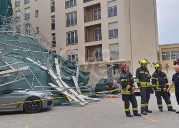 Bien skelet e një ndërtese mbi disa vetura në Prishtinë