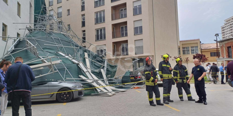Bien skelet e një ndërtese mbi disa vetura në Prishtinë