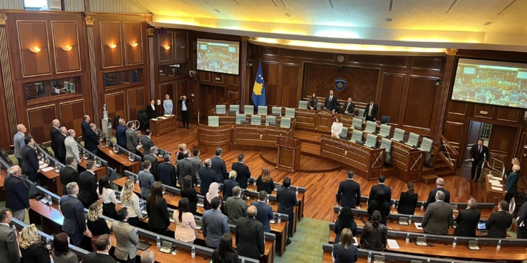 Me një minutë heshtje për Ukshin Hotin nis seanca parlamentare