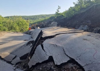 Shembet dheu në rrugën Gjakovë-Klinë, bllokohet qarkullimi i veturave
