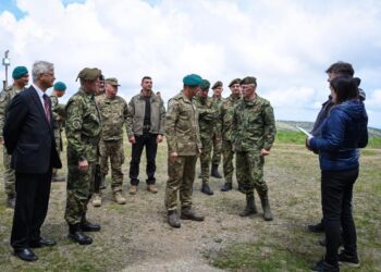 Komandanti i KFOR-it takohet me gjeneralin serbe, diskutojnë për situatën e sigurisë