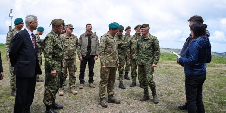 Komandanti i KFOR-it takohet me gjeneralin serbe, diskutojnë për situatën e sigurisë