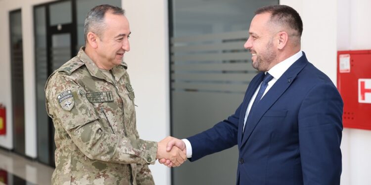 Maqedonci takon komandatin e KFOR-it, shpreh mirënjohje për trupat e KFOR-it