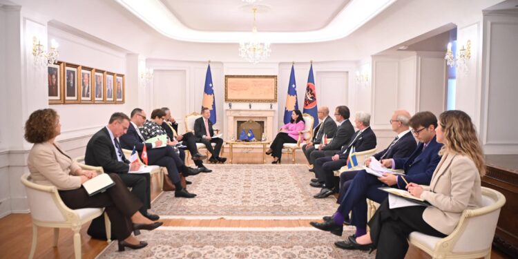 Osmani takon disa ambasadorë evropianë, iu flet për nevojën e heqjes së masave ndaj Kosovës