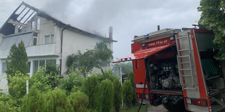 Rrufeja godet një shtëpi në Suharekë, lokalizohet zjarri