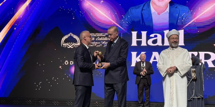 Halil Kastrati nderohet me “Çmimin e Mirësisë” nga Erdogan