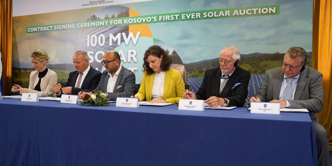 Nënshkruhet kontrata për ankandin e parë solar të Kosovës