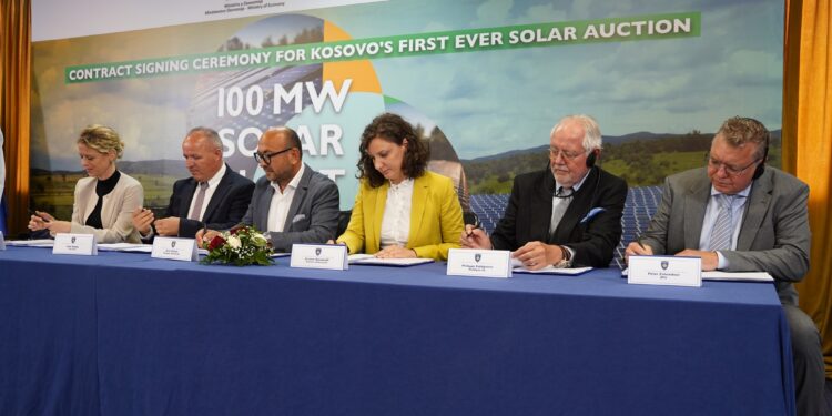 Nënshkruhet kontrata për ankandin e parë solar të Kosovës