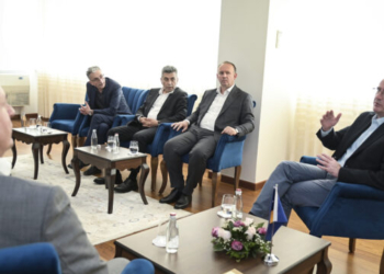 Kurti pret në takim udhëheqësit e koalicionit VLEN, diskutojnë për marrëdhëniet mes dy vendeve