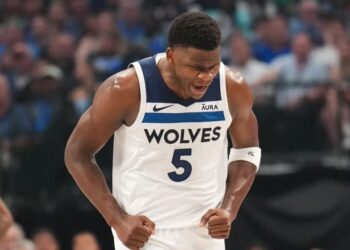 Timberwolvesi shtyn festën e Dallasit