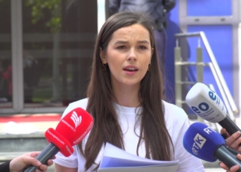 Rinia Demokratike me aksion para qeverisë, me valixhe në duar simbolizojnë ikjen e profesionistëve