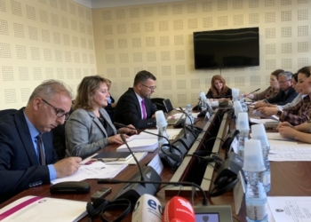 ​Pozitë e opozitë akuzojnë AKP për pabarazi gjinore në staf