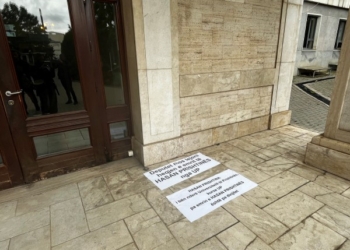 Organizohet tubim paqësor, kundërshtohet heqja e emrit të Hasan Prishtinës nga UP-ja