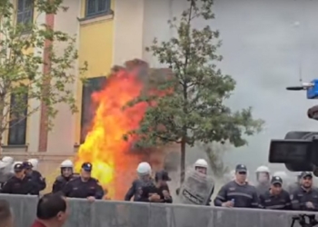 Opozita protestë para bashkisë së Tiranës, flakadanë dhe molotov drejt objektit