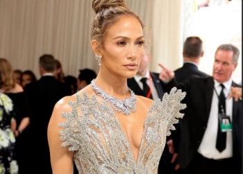 Një stjuardesë greke ndan përvojën e tmerrshme me Jennifer Lopez