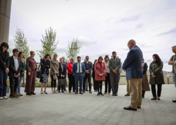 Hovenier me stafin e Ambasadës, një minutë heshtje për kolegët që ranë gjatë shërbimit jashtë vendit