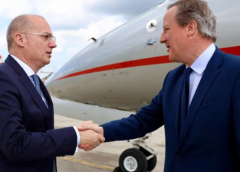 Sekretari i Jashtëm britanik David Cameron viziton Tiranën