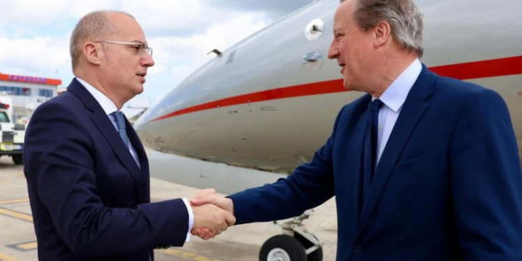 Sekretari i Jashtëm britanik David Cameron viziton Tiranën