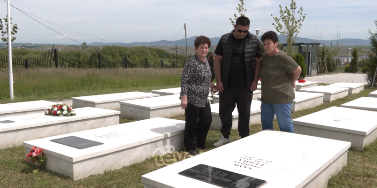 25 vjetori i “Epopesë së Çabratit”, familjarët e të vrarëve kujtojnë se çfarë ndodhi më 7 maj të 1999
