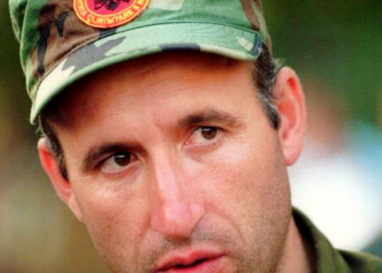 Osmani kujton komandant Drinin: U vra para shtëpisë pak kohë pasi Kosova u bë e lirë