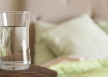 A është rrezik ta pimë ujin nga gota që e lëmë pranë shtratit?
