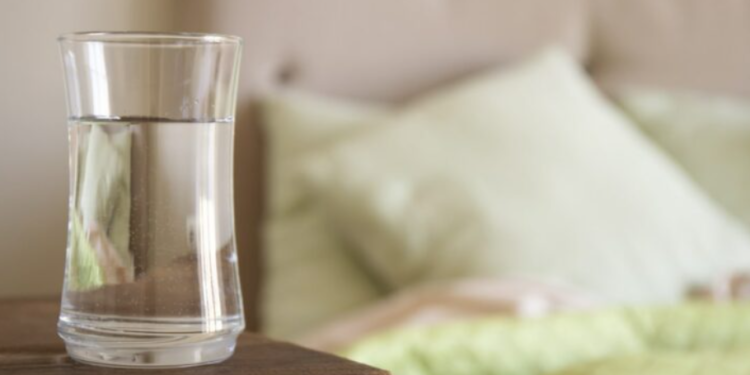 A është rrezik ta pimë ujin nga gota që e lëmë pranë shtratit?