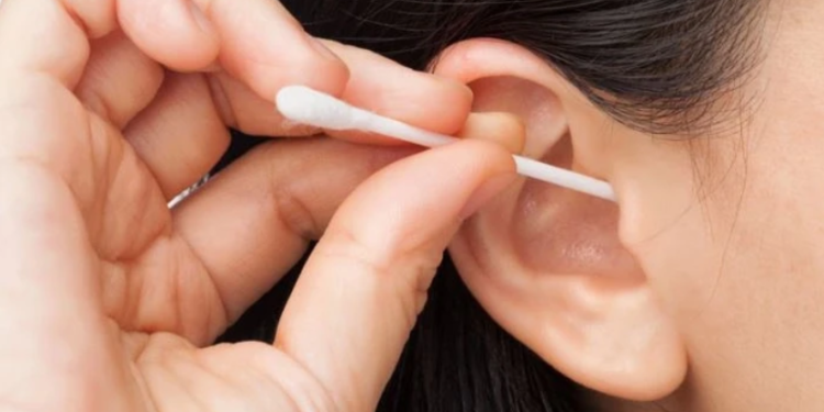 Si mund ta dëmtojnë veshin shkopinjtë për pastrim