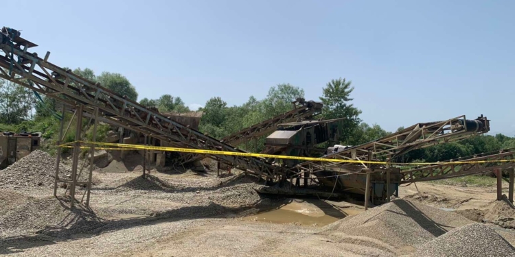 Nxjerrja ilegale e zhavorrit përgjatë Drinit të Bardhë, Prokuroria vazhdon aksionin e sekuestrimit të makinerive